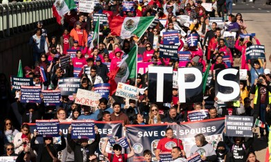 Inmigrantes que han estado en Estados Unidos por años marchan pidiendo que se mantengan el TPS y DACA.
